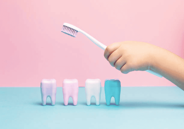 每個階段嬰兒刷牙選擇不同款式牙刷，能達到更有效清潔！（圖片來源：pexels）