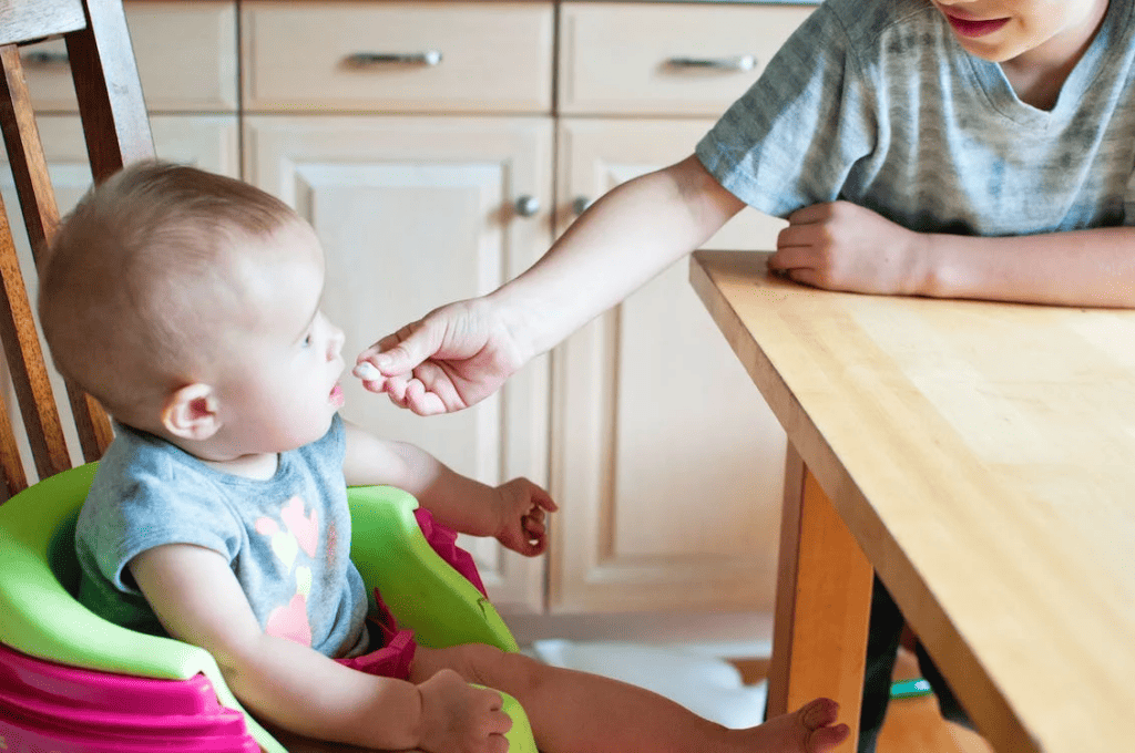 建議各位家長們在讓寶寶剛開始接觸零食時，還是以餵食為主／圖取自 Pexels