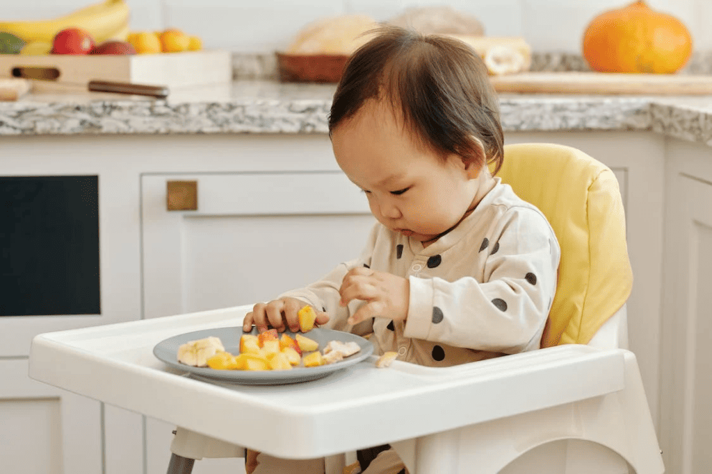 適時的讓寶寶練習自己吃東西有助於寶寶健康成長／圖取自 Pexels