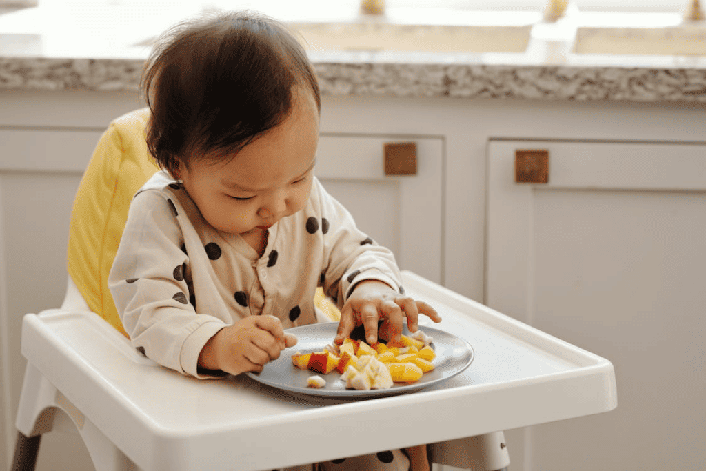 幫小孩子將寶寶零食調整成合適的尺寸也是非常重要的／圖取自 Pexels